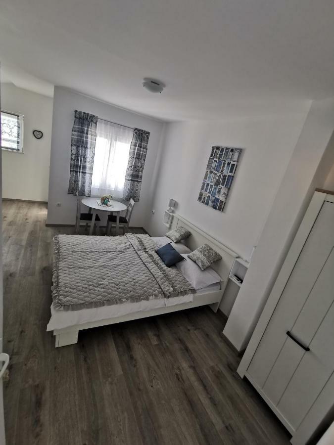 Apartmani Mila Starigrad Paklenica Exteriör bild